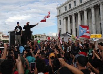 Manifestantes piden la renuncia del gobernador de Puerto Rico
