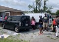 Con cadena humana resguardan a padre e hijo de ICE en Tennessee