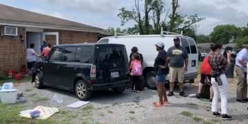 Con cadena humana resguardan a padre e hijo de ICE en Tennessee