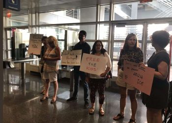 Liberan a niñas estadounidenses retenidas por inmigración en aeropuerto de Chicago