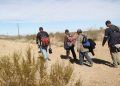 Hallan a niño migrante abrazado del cadáver de su padre