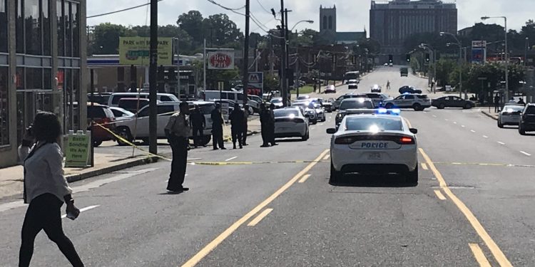 Un oficial y un hombre heridos en tiroteo en el Centro de Memphis