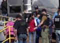ICE presenta cargos contra 40 inmigrantes tras macro redada en Mississippi