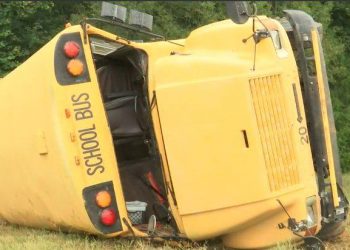 Accidente mortal de autobús escolar en MS, fallece el conductor y 2 niños fueron aerotransportados desde la escena en condición crítica.