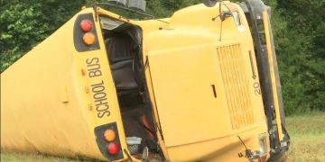 Accidente mortal de autobús escolar en MS, fallece el conductor y 2 niños fueron aerotransportados desde la escena en condición crítica.