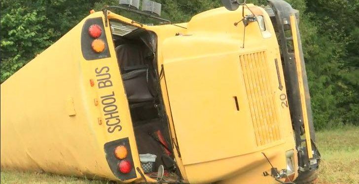Accidente mortal de autobús escolar en MS, fallece el conductor y 2 niños fueron aerotransportados desde la escena en condición crítica.