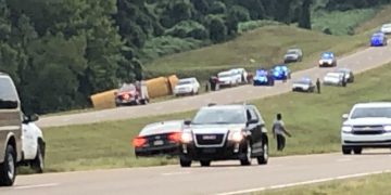 Accidente mortal de autobús escolar en MS, fallece el conductor y 2 niños fueron aerotransportados desde la escena en condición crítica.