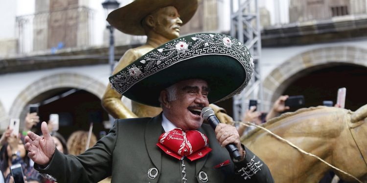 El Charro de Huentitán devela estatua en la Plaza de los Mariachis