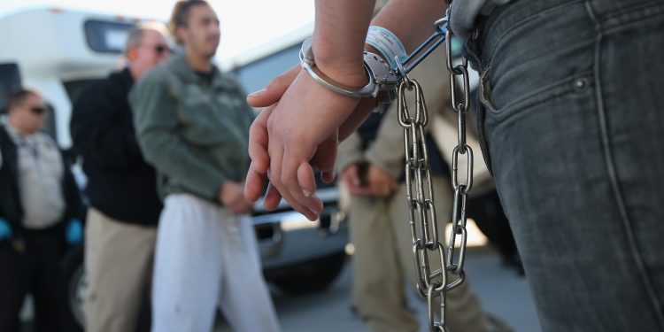 ICE planea deportar a más de 200 mil en 2020
