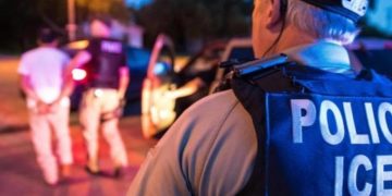 ICE emplea los datos de apps de juegos, clima o compras para localizar y detener a migrantes