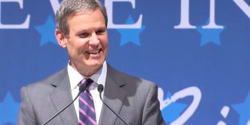 Lee y otros gobernadores republicanos, por abrir sus Estados en medio de la pandemia