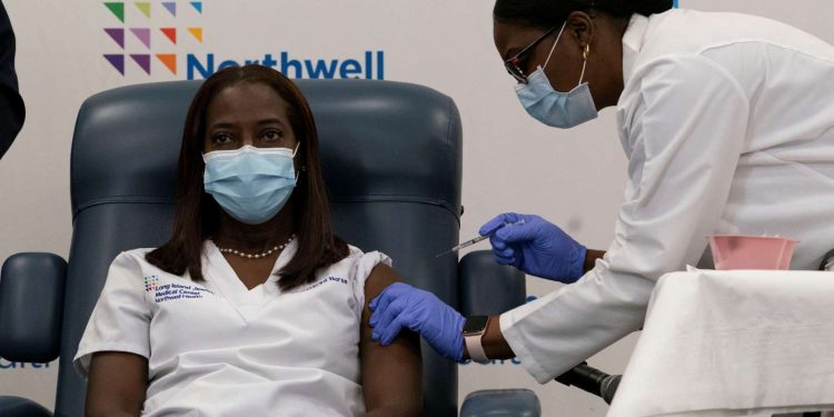 Hospital en Nueva York administra primera vacuna de Pfizer en EEUU contra COVID-19