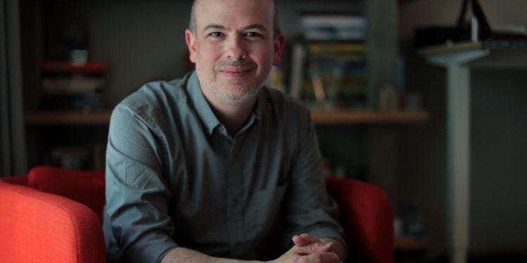 La Comisión del Condado de Shelby nombra a Mauricio Calvo en la junta de MSCS