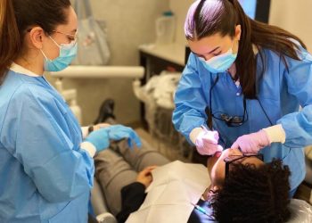 Estudiantes de UT regalan “sonrisas” a estudiantes de Freedom Preparatory en Memphis. 